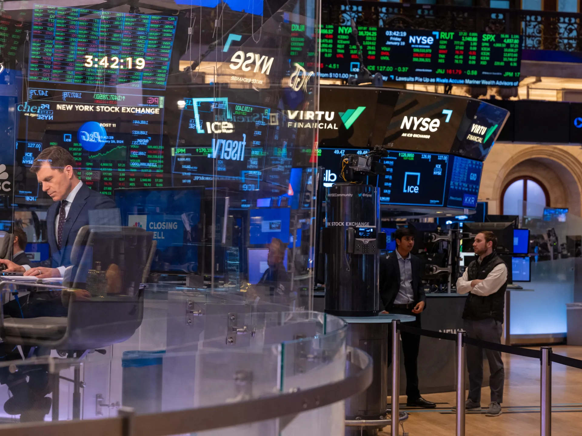 US stock market hits new record ahead of interest rates decision